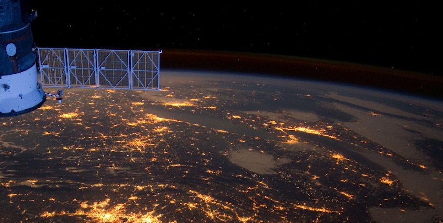 Cover image for Satellite structures on the global marketplace